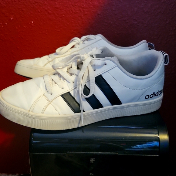 Adidas shoes - Picture 1 of 3